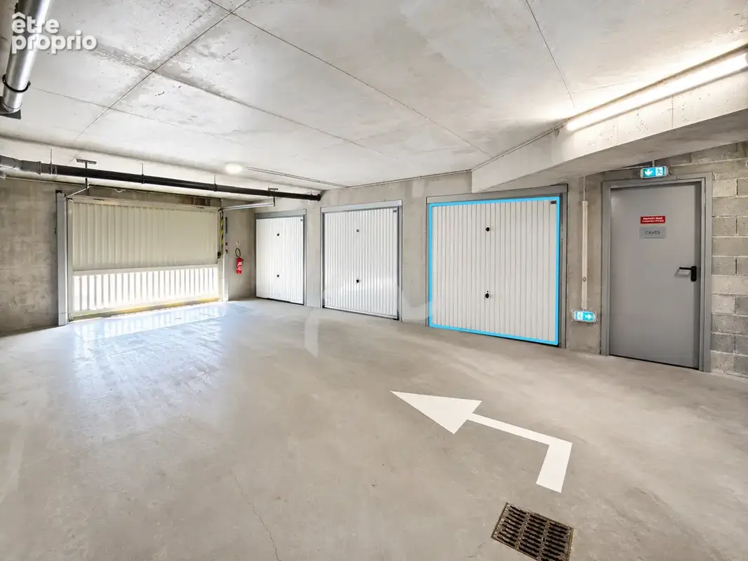 Garage fermé dans résidence sécurisée à 5mn du centre ville - photo 1