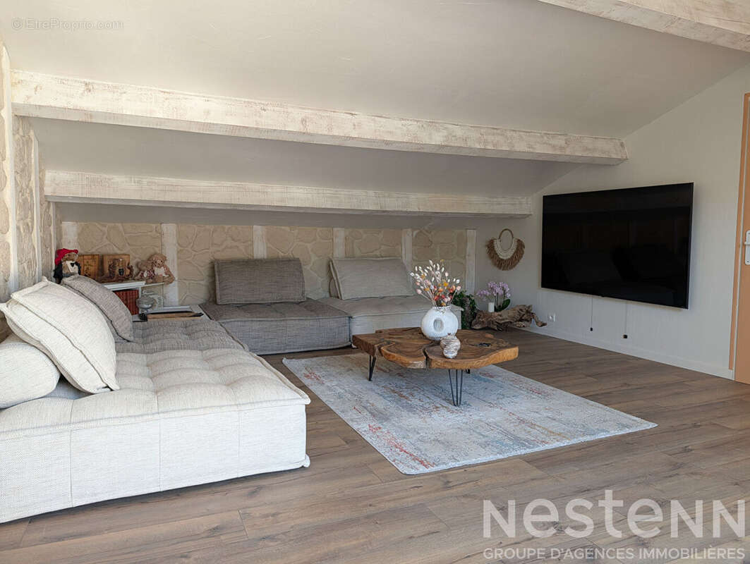 Exclusivité NESTENN : Superbe appartement 4 pièces avec terrasse à Collobrières - photo 2