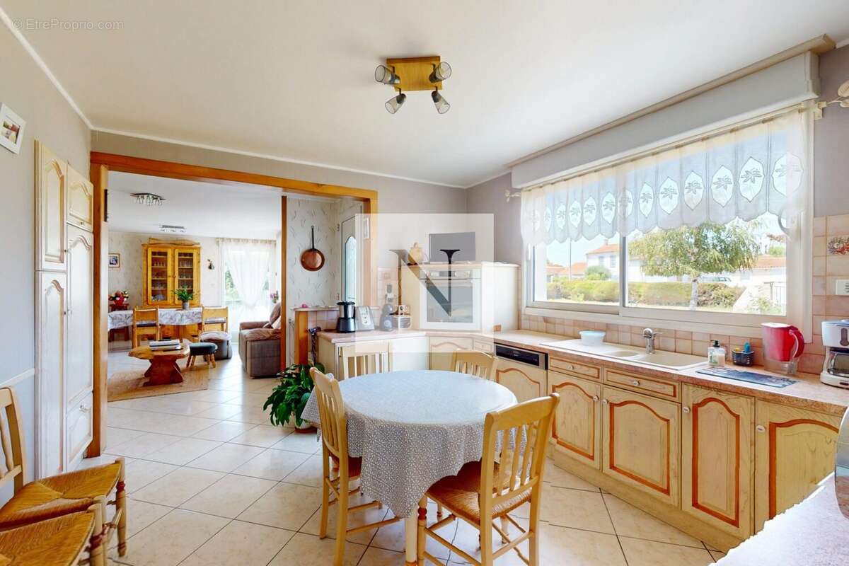 Maison à SAINTE-RADEGONDE-DES-NOYERS