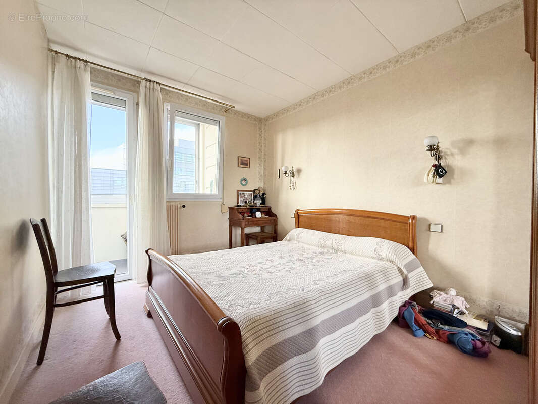 Appartement à COURBEVOIE