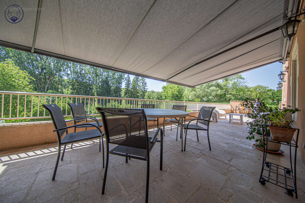 Maison avec jardin paysagé et terrasse - photo 22