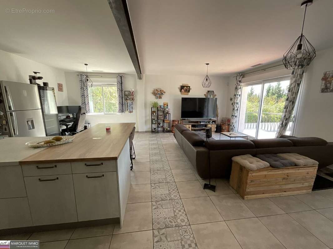 Beau potententiel !!! Pour cette lumineuse villa T4 offrant 92 m² + véranda de 37 m² + apt T2 de 50 m²  4 faces sur 1 069 m² ave - photo 6