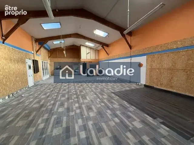 Local professionnel / commercial d'une surface au sol de 167m2, cour en enrobée, terrain de 750m2. - photo 3