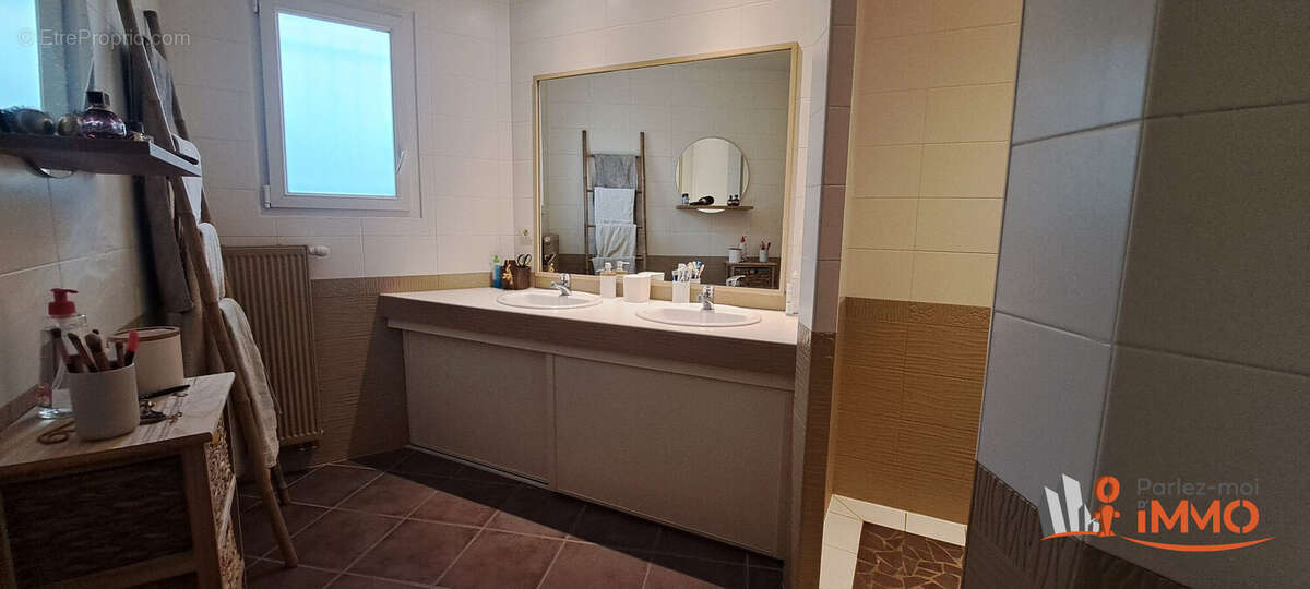 Maison à SAINT-BONNET-LES-OULES