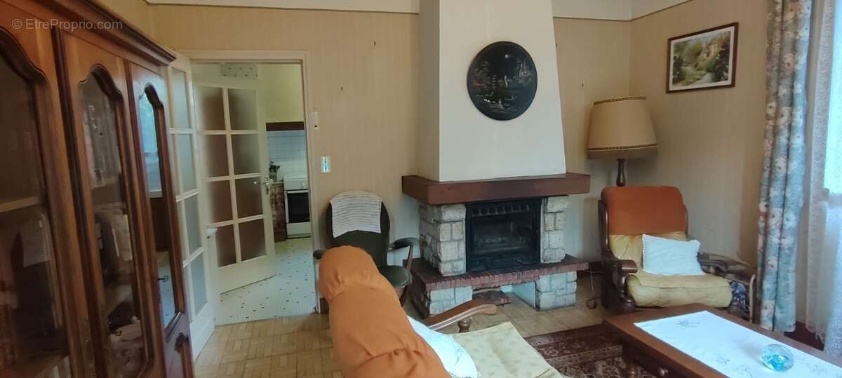 Maison à COUZE-ET-SAINT-FRONT