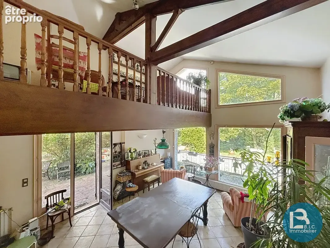Maison 240 m² à Sainte-Foy-Les-Lyon  - photo 2