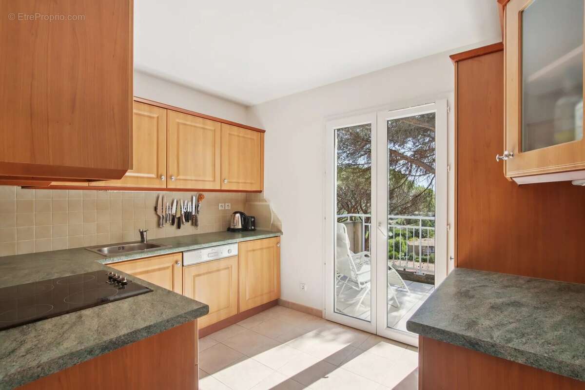 SOUS OFFRE ACCEPTEE - Exclusivité - Sainte-Maxime - Villa mitoyenne avec aperçu  mer, dans domaine sécurisé avec piscine - photo 10