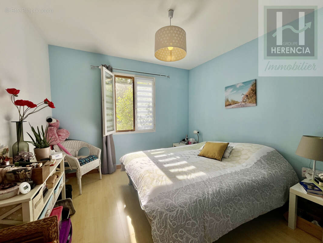 VILLEJOUBERT - Maison de plain-pied 115m2 - 4 chambres - Garage - photo 5