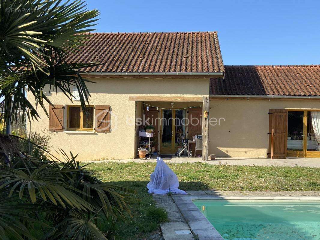 Maison à VILLECOMTAL-SUR-ARROS