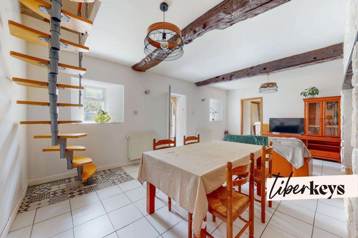 Maison à LA ROCHE-DERRIEN