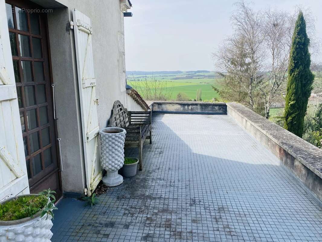 Maison à VILLEBOIS-LAVALETTE