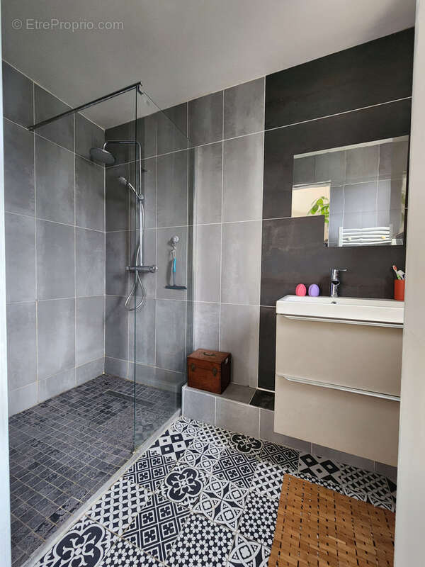 Centre ville: appartement 70m2 renove au rdc, 1 chambre, terrasse et cave - photo 2