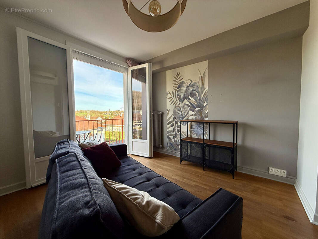 Appartement à MONTMOROT