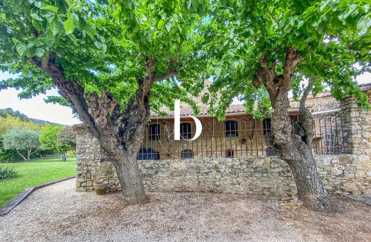 Maison à LAUDUN-L'ARDOISE