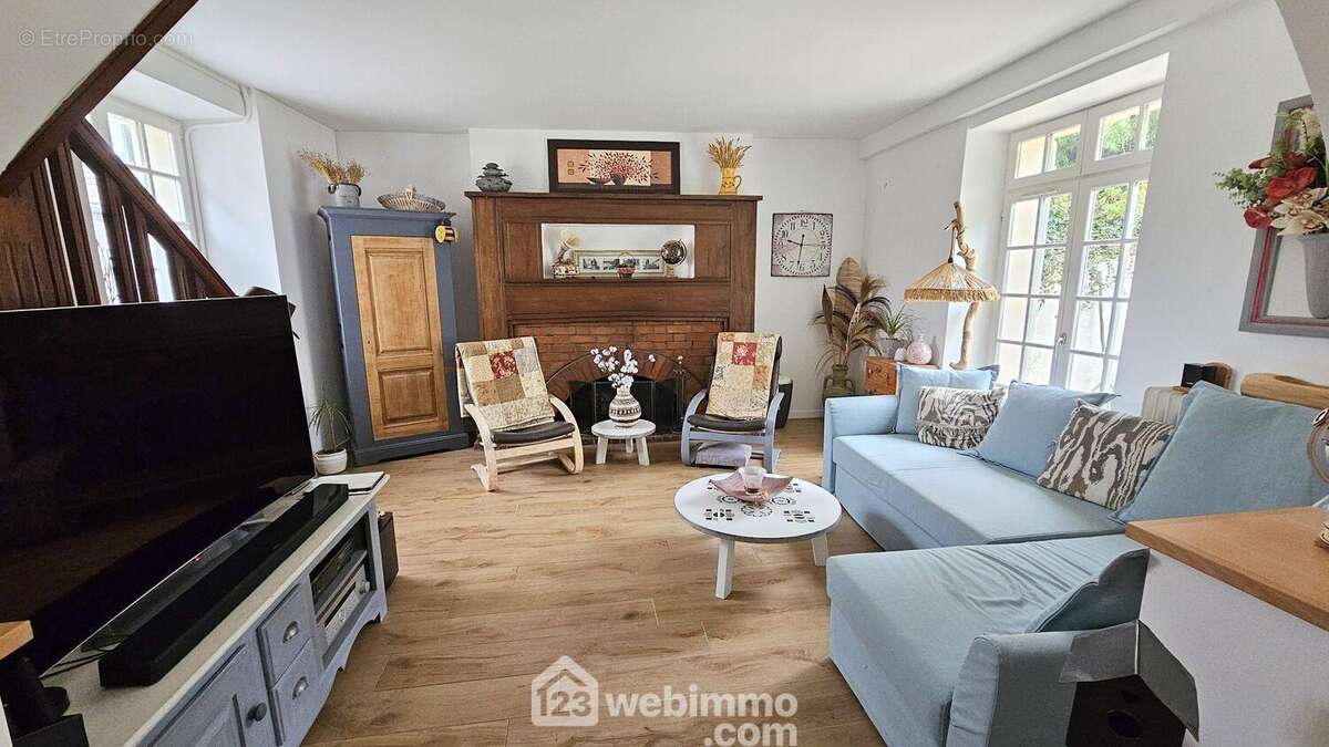 Un séjour avec sa cheminée ouverte. - Maison à GIRONVILLE-SUR-ESSONNE