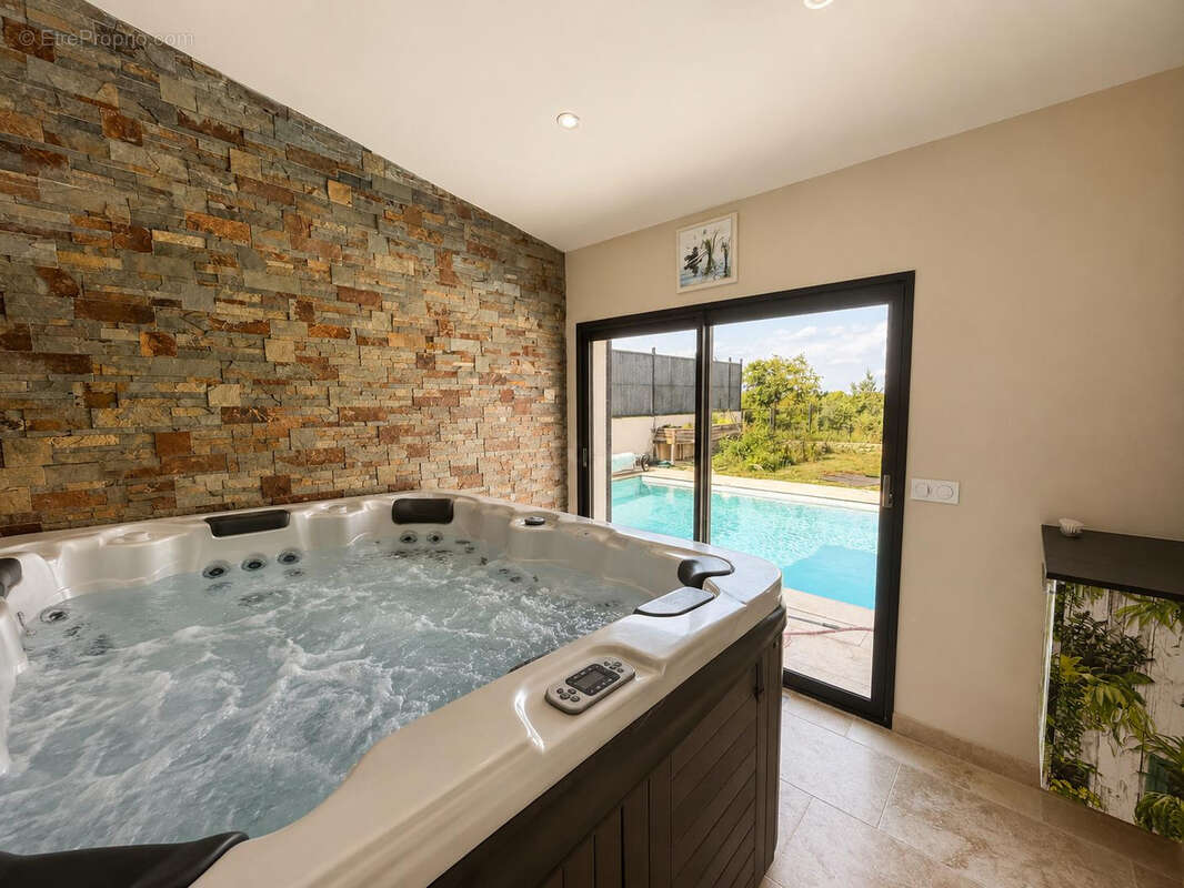 MONTPEZAT Villa contemporaine 5 pièces de 127 m2 avec piscine, jacuzzi, terrain de pétanque - photo 10