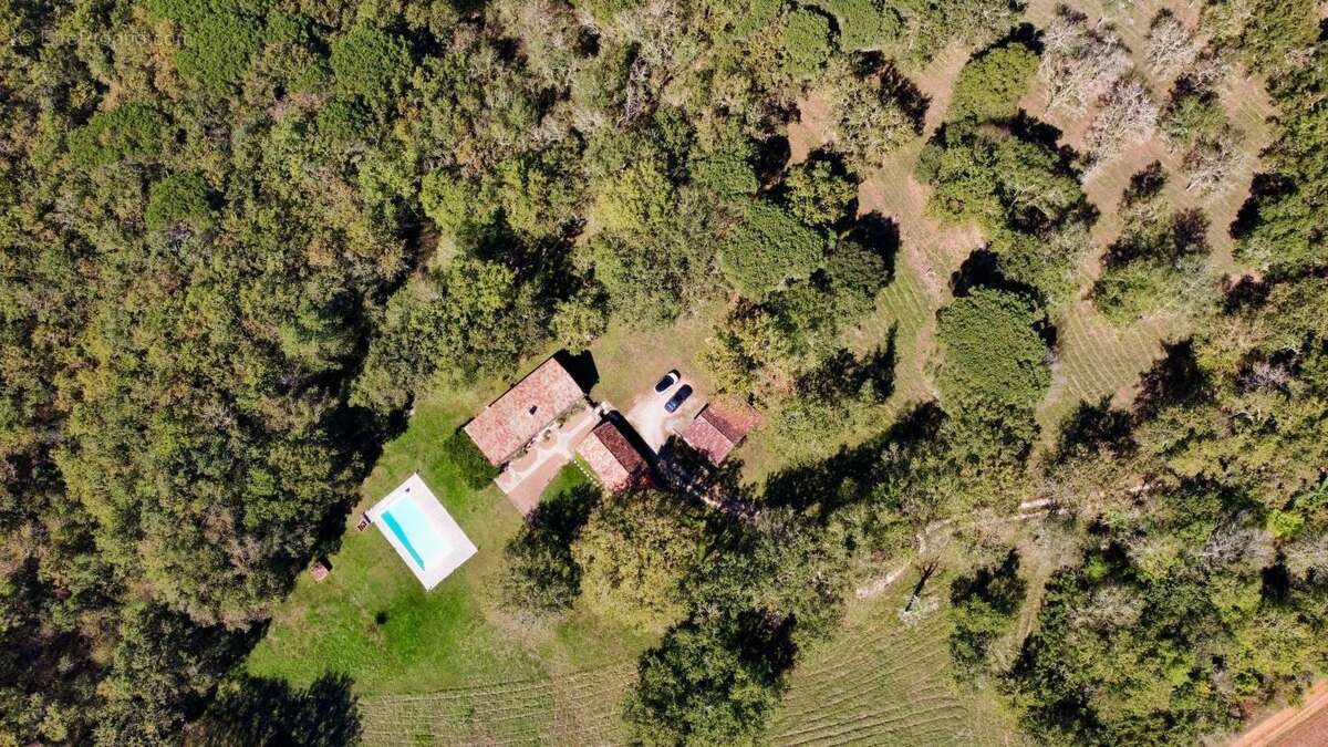 Maison à MAUZAC-ET-GRAND-CASTANG