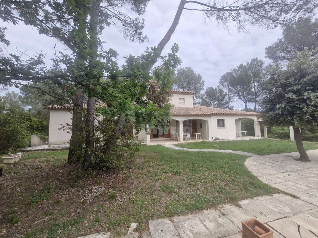 Maison à SAINT-CLEMENT-DE-RIVIERE