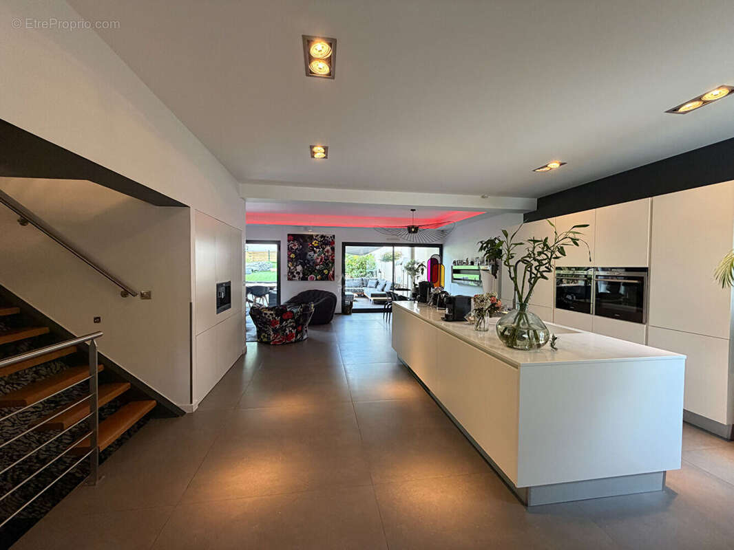 Demeure de prestige Osny 7 pièce(s) 221.05 m² - photo 2