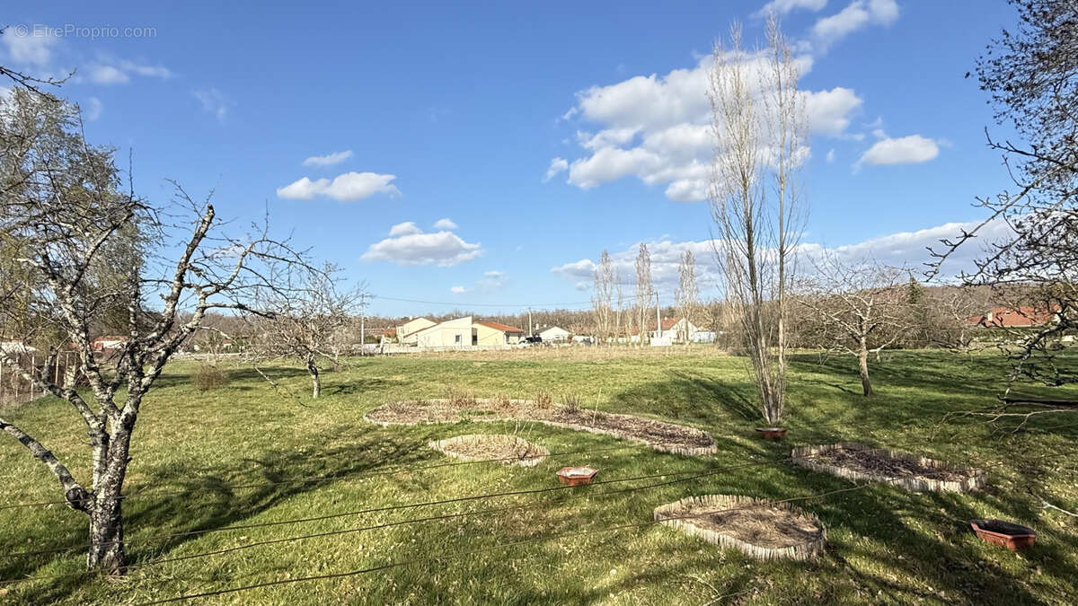 Maison de campagne familiale à rénover entièrement avec grand terrain et dépendances - photo 26