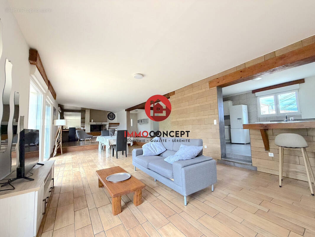 Maison à LAUDUN-L'ARDOISE