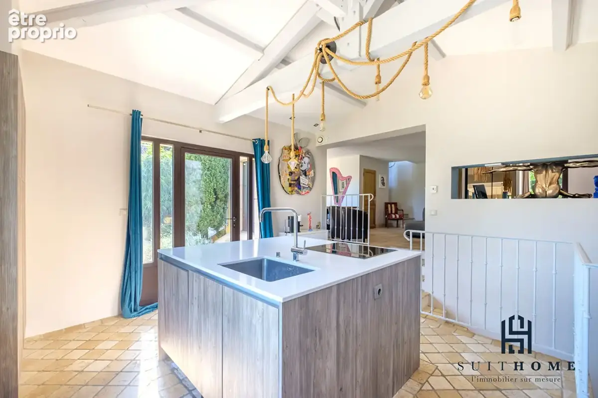 A vendre maison 175 m²  à Saint Romain Au Mont D Or, piscine et terrain clos et arboré - photo 4