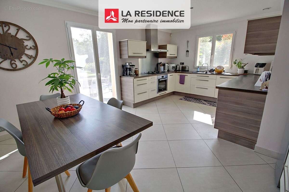 Maison 218 m² à Vaux-Sur-Seine  - photo 2