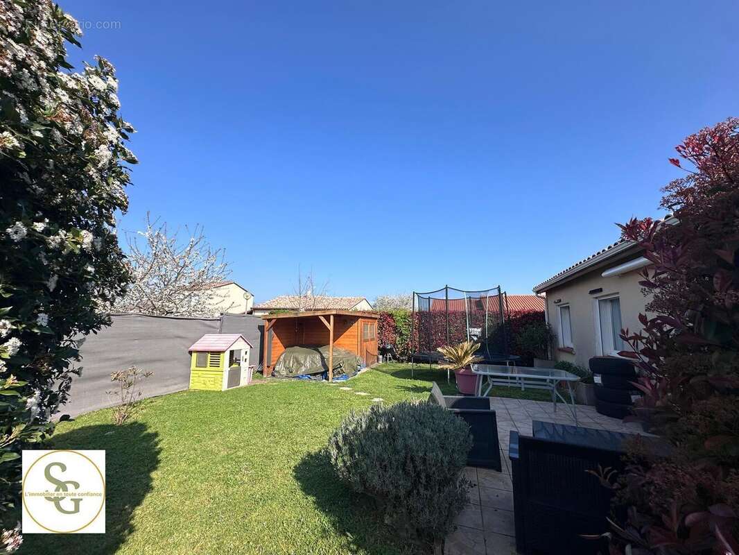   - Maison à LAGRAVE