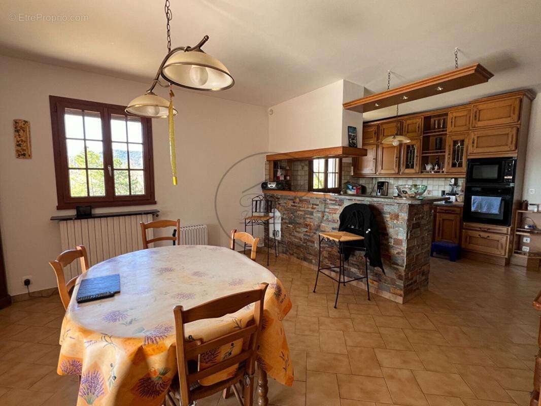 Maison à SAINT-SAUVEUR-DE-CRUZIERES