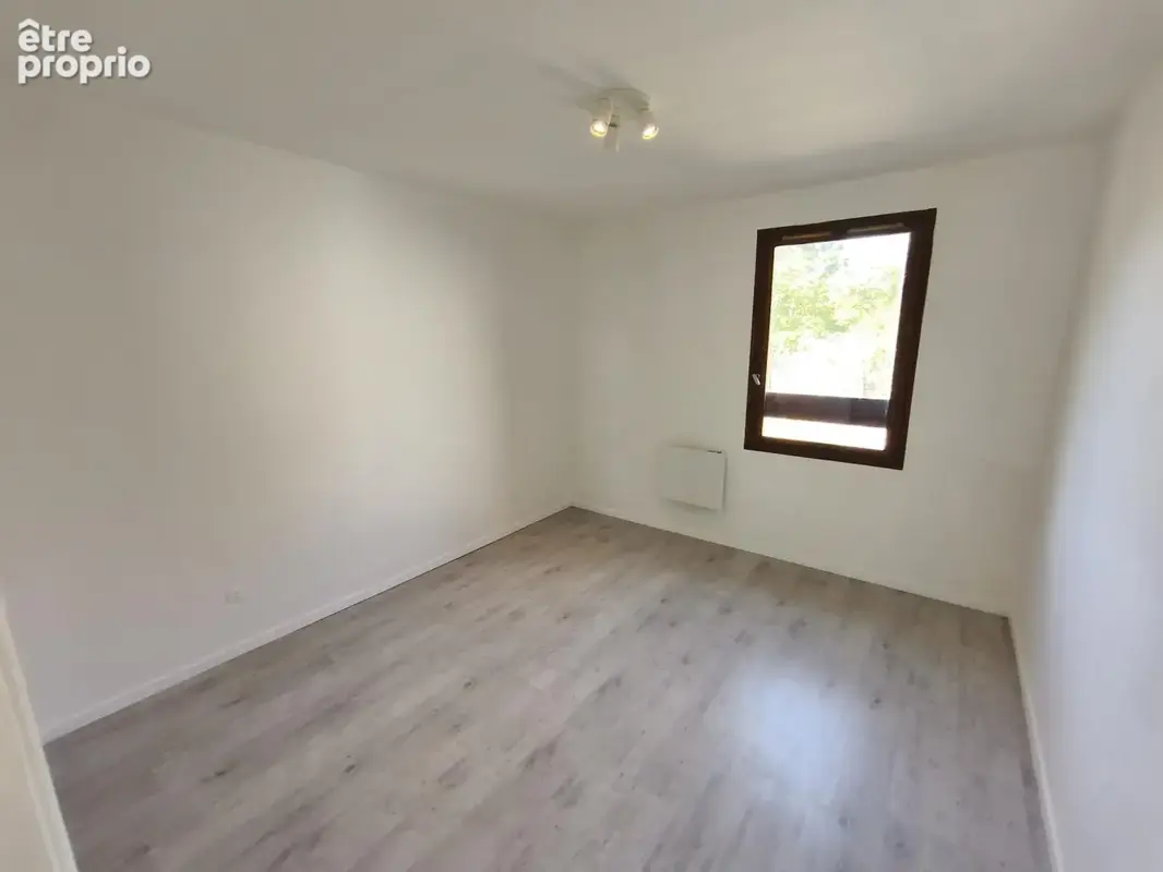 Maison T4 de 87 m2 entièrement rénovée avec garage et jardin - photo 9