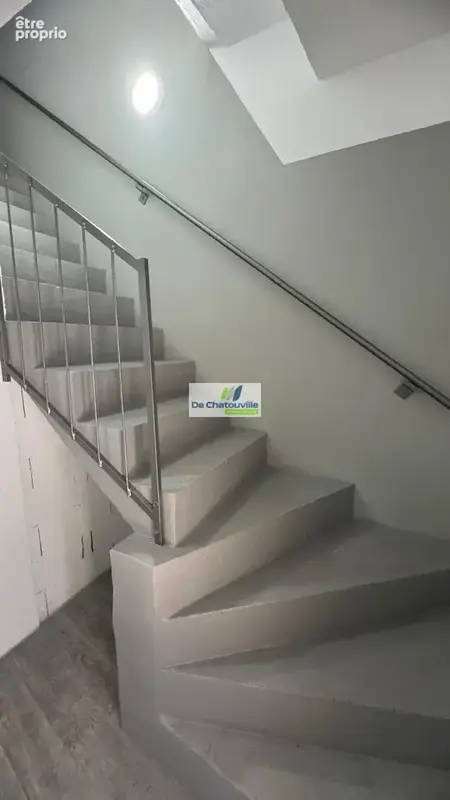 Cuges-les-pins centre   103 m2   commerce + logement - photo 14