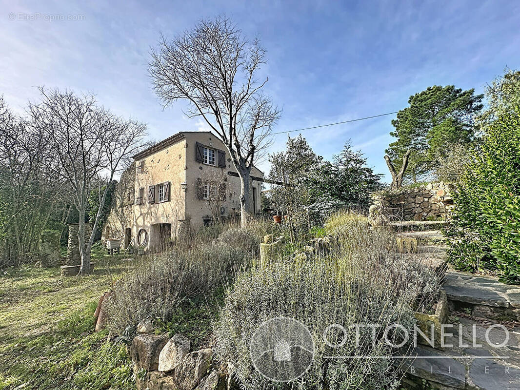 Maison à ROQUEBRUNE-SUR-ARGENS