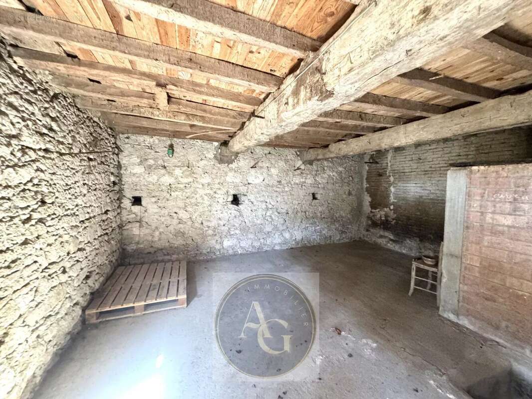 Maison à AURIAC-SUR-VENDINELLE