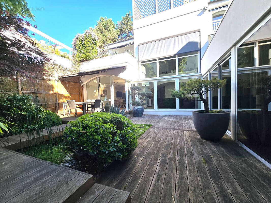 Boulogne-Billancourt .Une maison d'architecte avec piscine secrète. Esprit hollywoodien, aux portes de Paris - photo 2