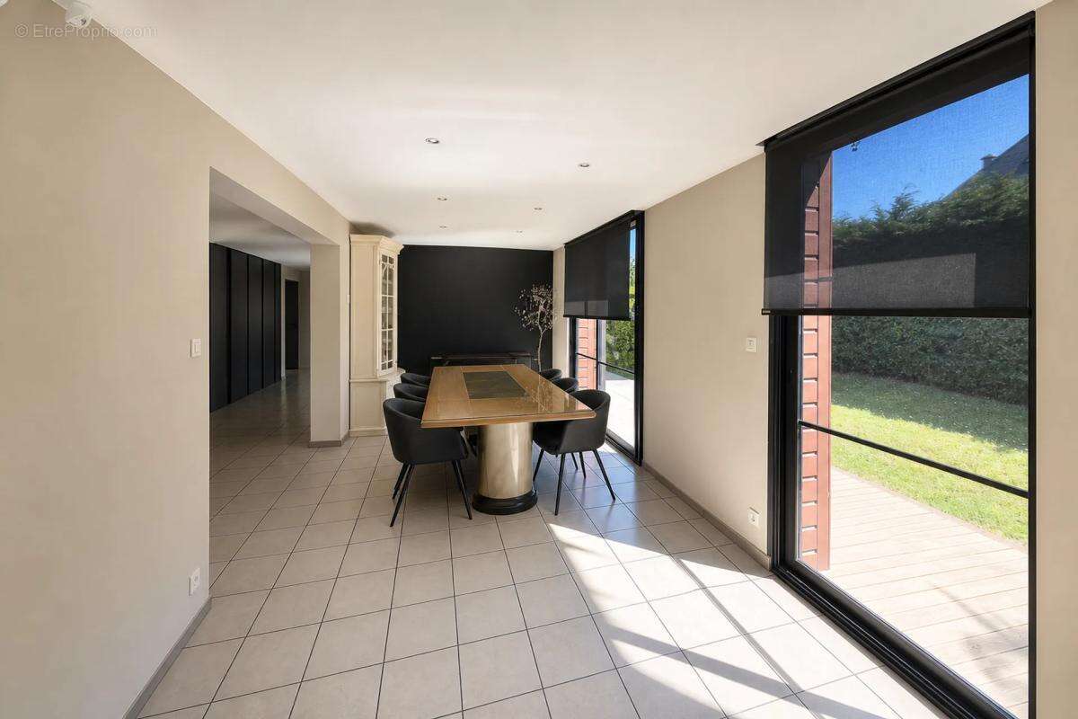 Maison de 230 m² à Artigues-près-Bordeaux - photo 2