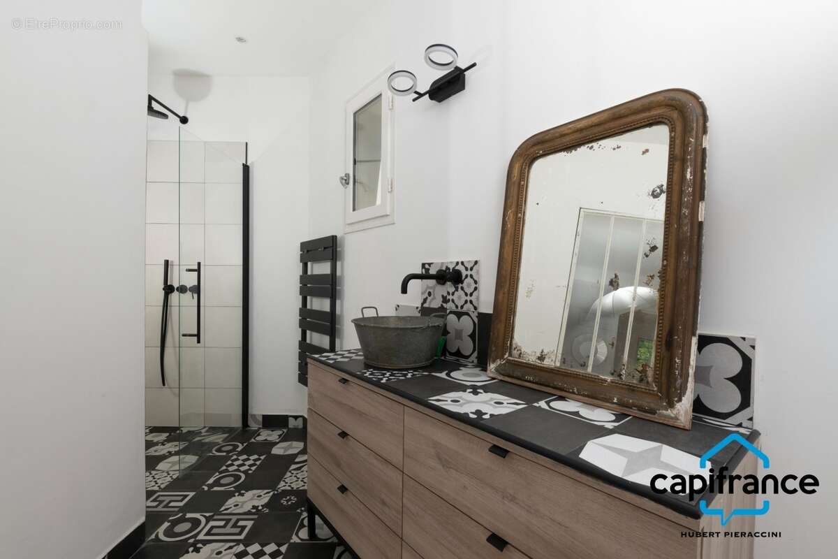 83 Ollioules La Courtine, Maison entierement rénovée avec goût, de 123 m2 (avec un studio) sur 386 m2 stationnement facile - photo 13