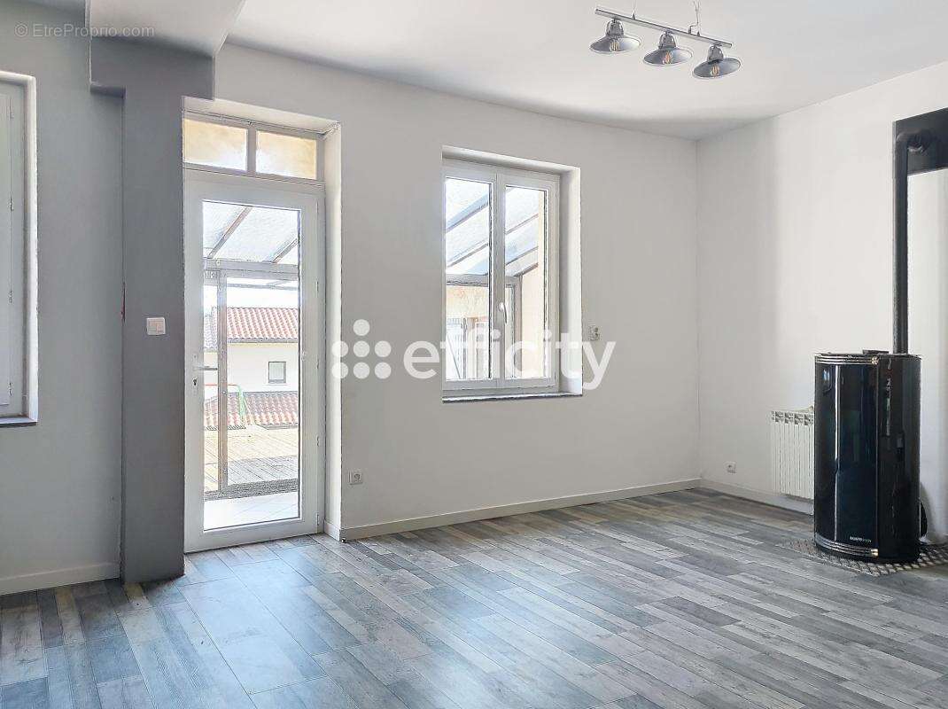Maison 110 m² à Saint-Martin-La-Plaine  - photo 4