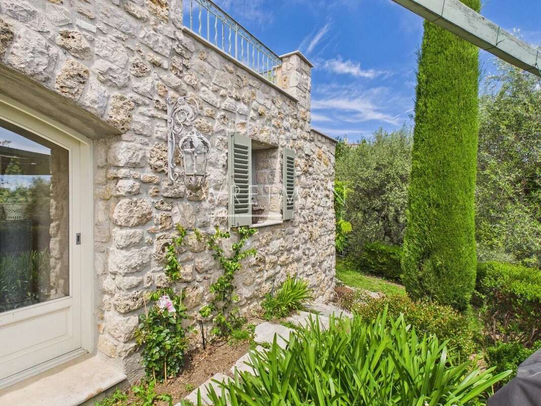 Maison à CHATEAUNEUF-GRASSE