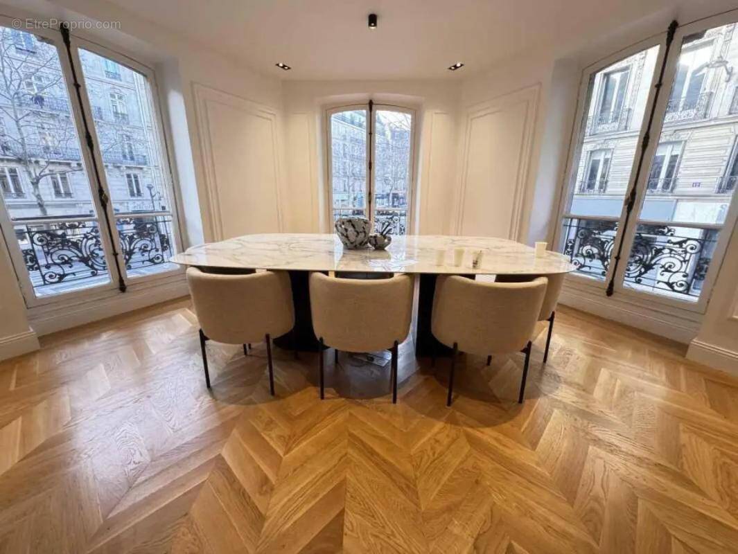 Commerce à PARIS-8E