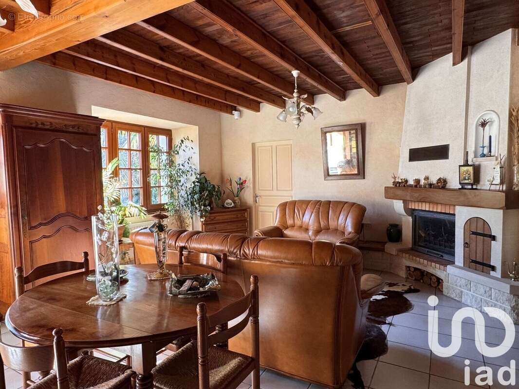 Maison 200 m² à Saint-Hilaire-De-Voust  - photo 8