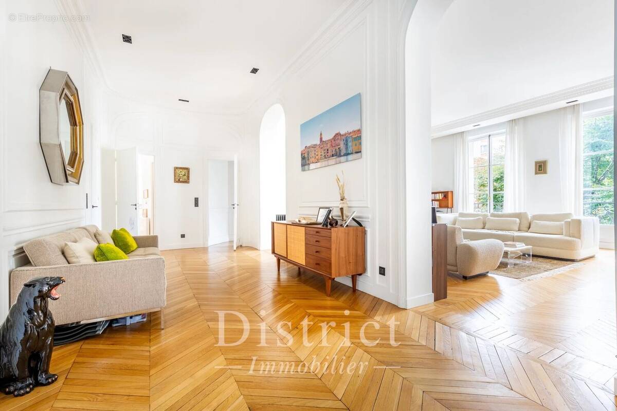 Appartement à PARIS-16E