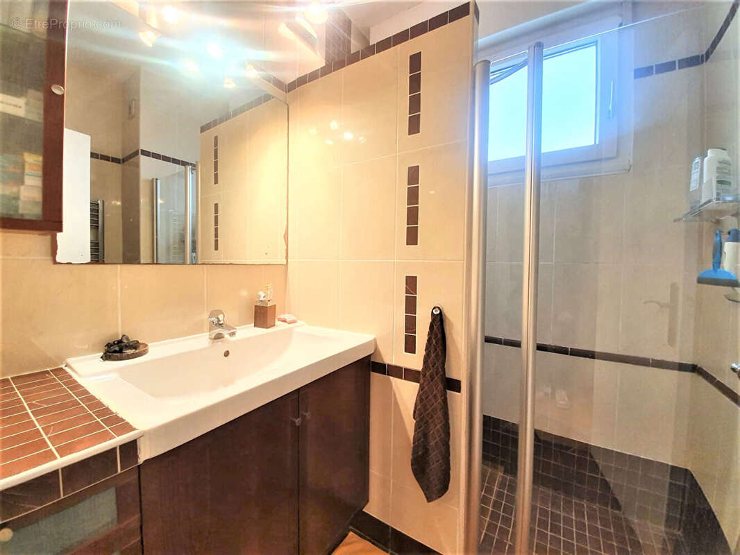 Appartement à COURBEVOIE