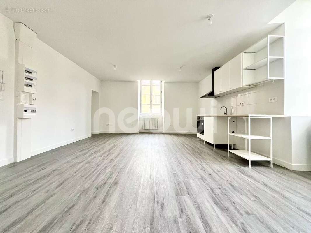 Appartement à COMBRONDE
