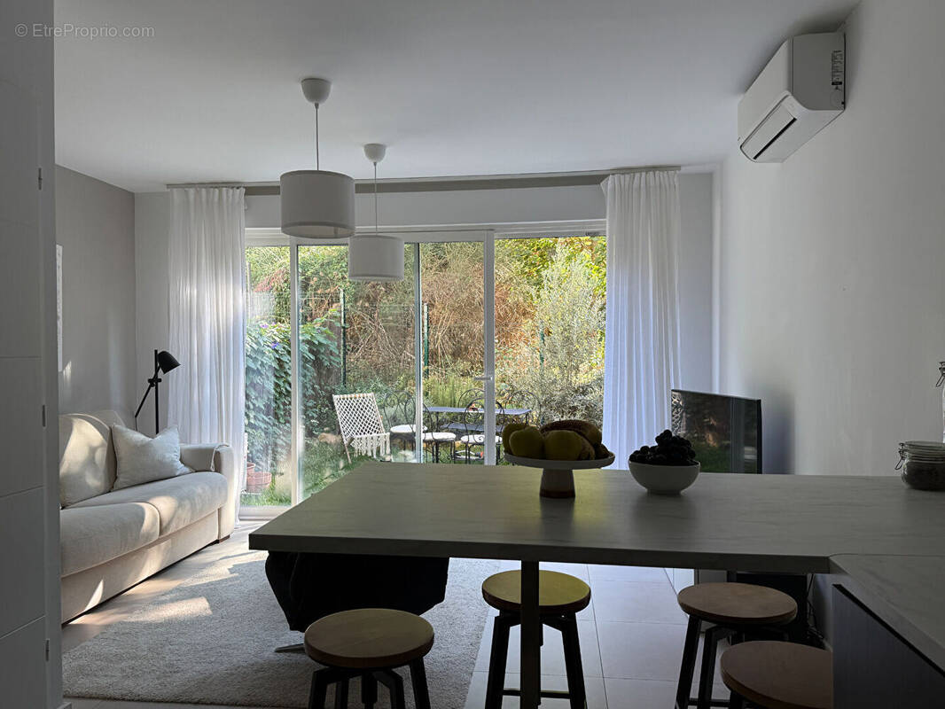 Maison à LA ROQUE-D&#039;ANTHERON