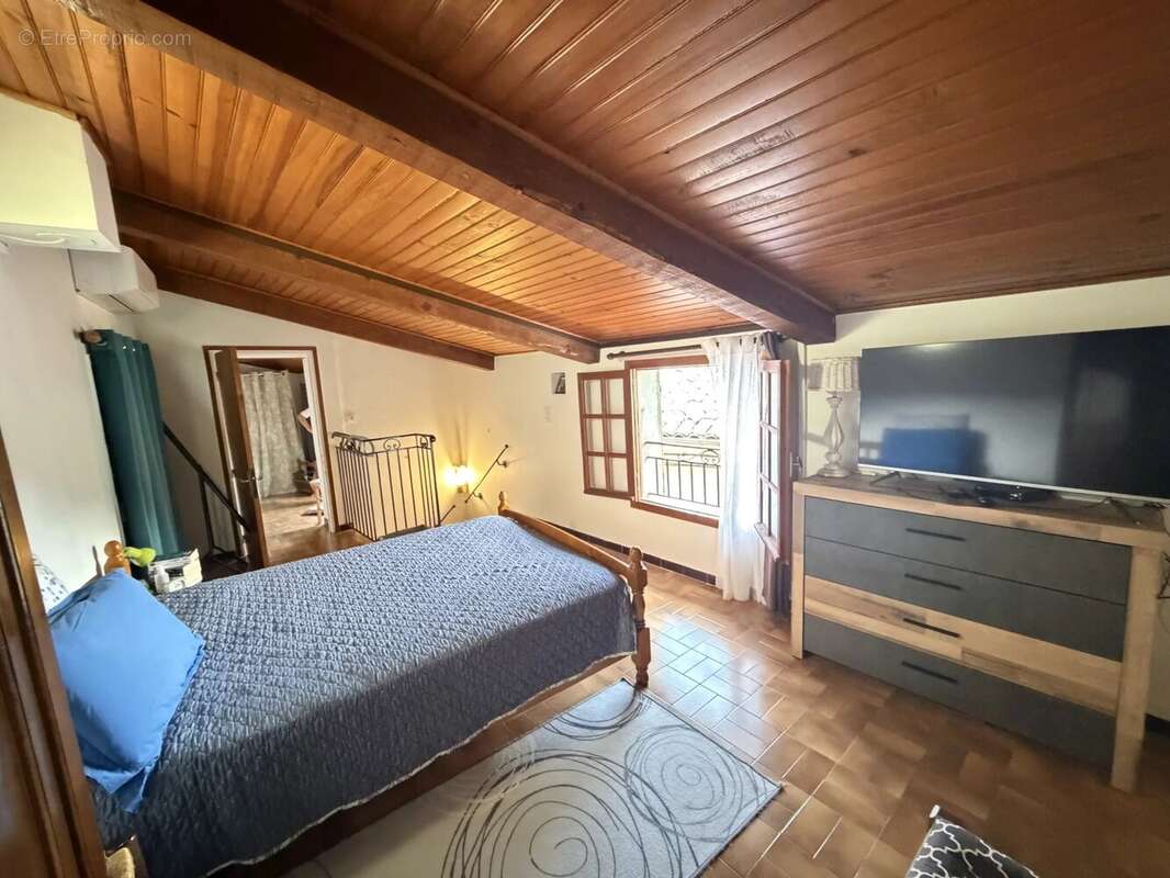 Maison de village divisée  en deux appartements, 2 pièces avec terrasse et 1 studio indépendant - photo 8