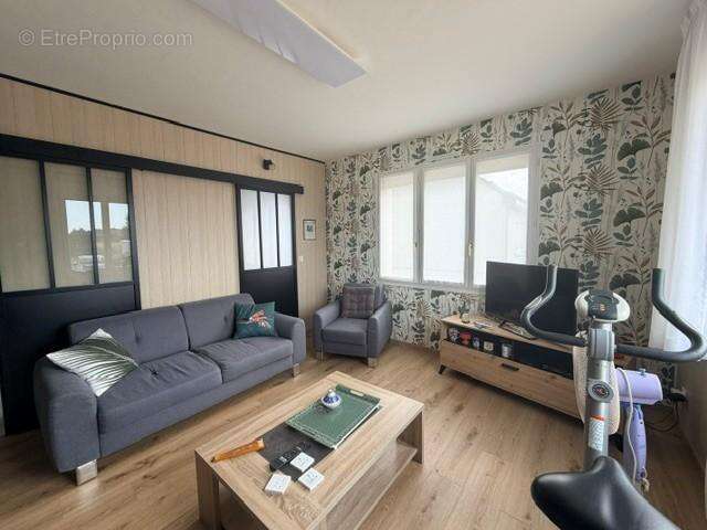 Maison 94 m² à Distre  - photo 2