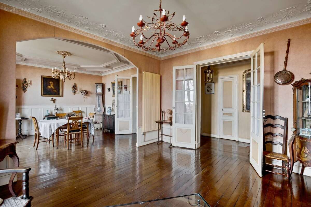 Appartement à COURBEVOIE