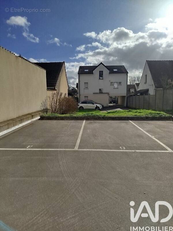 Photo 1 - Parking à SAINTE-GENEVIEVE-DES-BOIS
