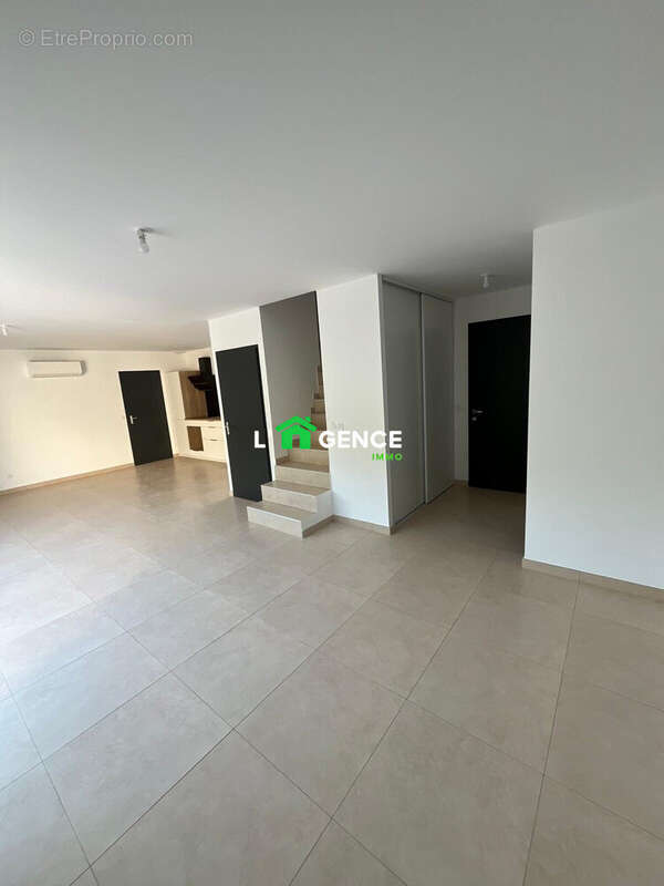 Maison à CAMARET-SUR-AIGUES