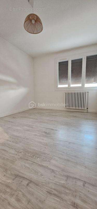 Maison spacieuse avec balcon et double garage, idéalement située ! - photo 4